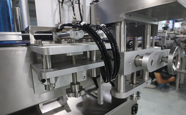 緩存打印貼標機,貼標機設備,轉(zhuǎn)角貼標機