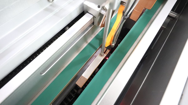 電線對折貼標(biāo)機(jī),貼標(biāo)機(jī)設(shè)備,貼標(biāo)機(jī)廠家,佼佼者自動化