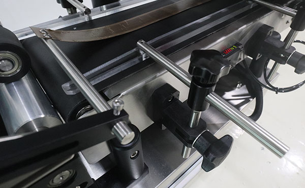 全自動(dòng)平面貼標(biāo)機(jī),平面貼標(biāo)機(jī),平面貼標(biāo)機(jī)廠(chǎng)家,佼佼者自動(dòng)化